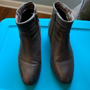 BareTraps brown ankle boots 8 wide A000
